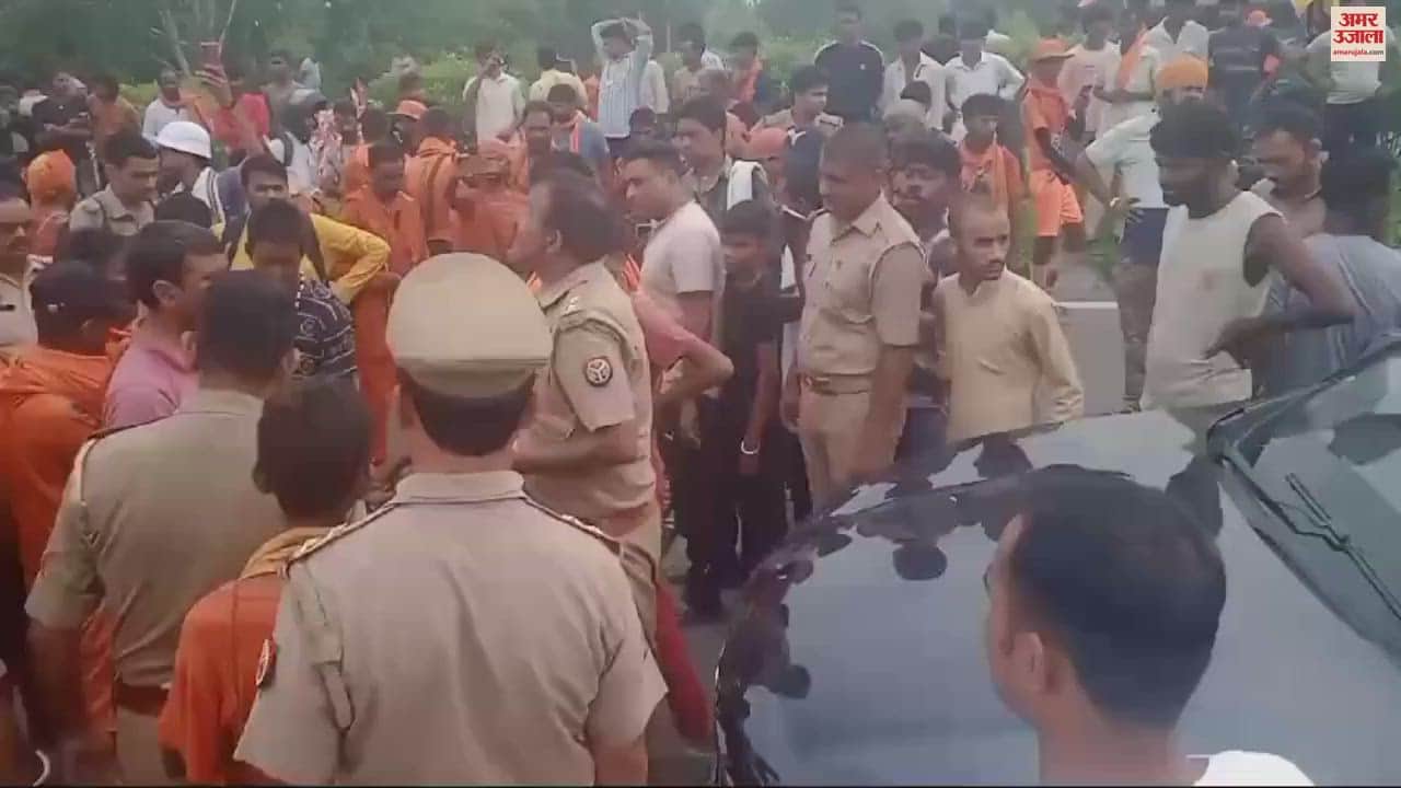 VIDEO : Moradabad mini bus hit Kanwariyas, angry people blocked road, causing a ruckus