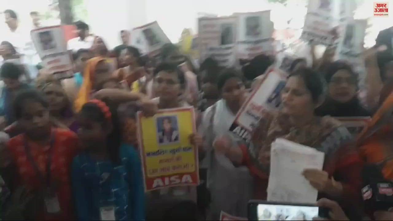 VIDEO : Sloganeering against DM-CP in Varanasi Demand for CBI investigation in the case of missing teenager