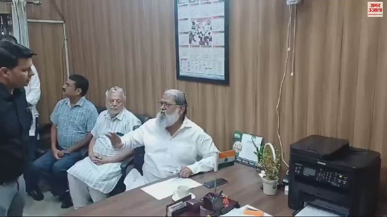 VIDEO : In Ambala, former minister Vij reprimanded the officials