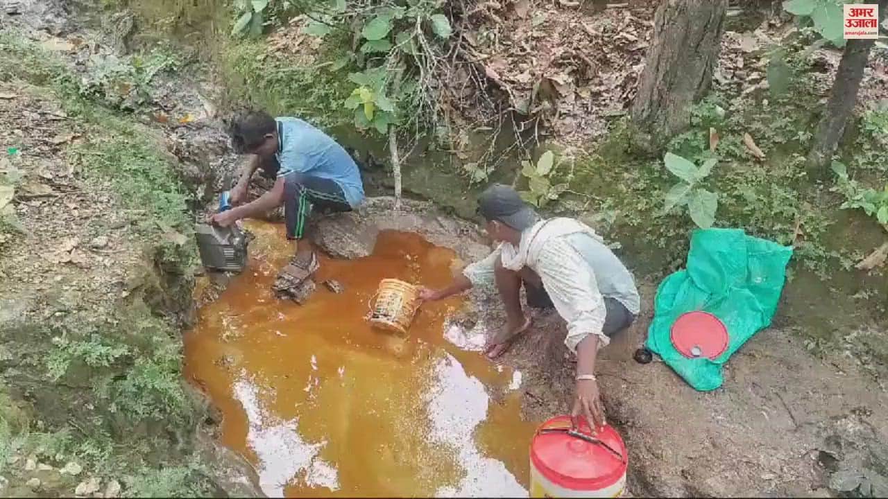 VIDEO : Tanker overturned on roadside in Sonbhadra people looted oil took away gallons