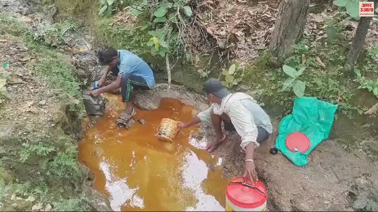 VIDEO : Tanker overturned on roadside in Sonbhadra people looted oil took away gallons