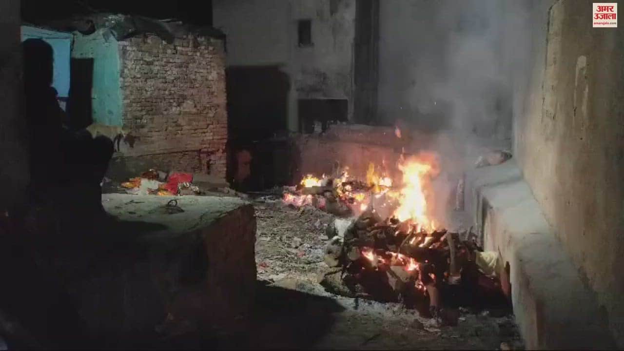 VIDEO : Flood havoc continues cremation is taking place in the streets of Harishchandra Ghat crowd pressure increased