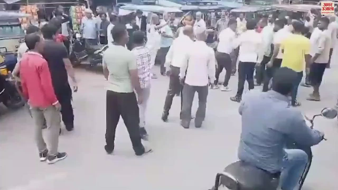 VIDEO : taxi and tempo driver beaten passengers to make them sit in taxi video viral
