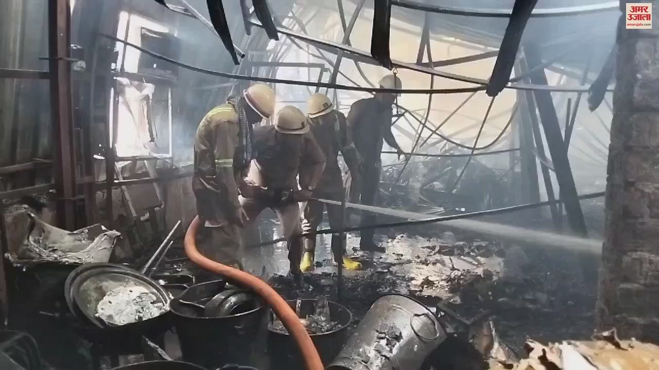 VIDEO : गाजियाबाद के बैंक्वेट हॉल में लगी आग, मौके पर पहुंचे दमकलकर्मी