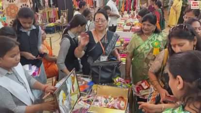 VIDEO : Huge crowd gathered at Sawan fair lots of shopping done Kashi Agrawal Samaj Seva had organized event