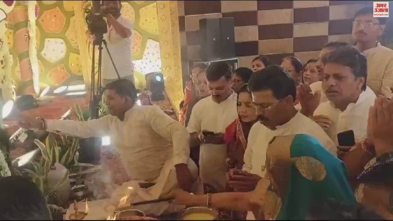 VIDEO : Lord Shyam sits on a swing in Mahadev lap captivates people devotees gather in varanasi