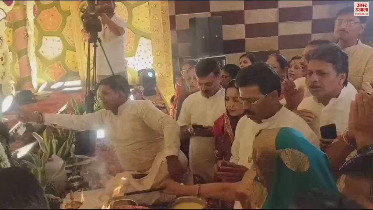 VIDEO : Lord Shyam sits on a swing in Mahadev lap captivates people devotees gather in varanasi