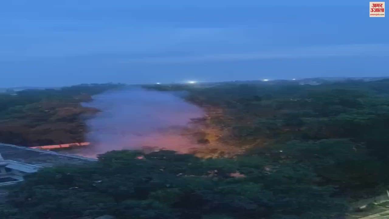 VIDEO : Students protest at BHU chaos ensued after a fire broke out in the hostel VC met them