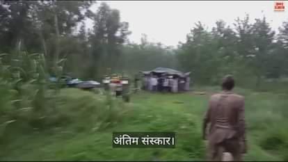VIDEO : Forced to perform last rites under tarpaulin in rain in Saharanpur