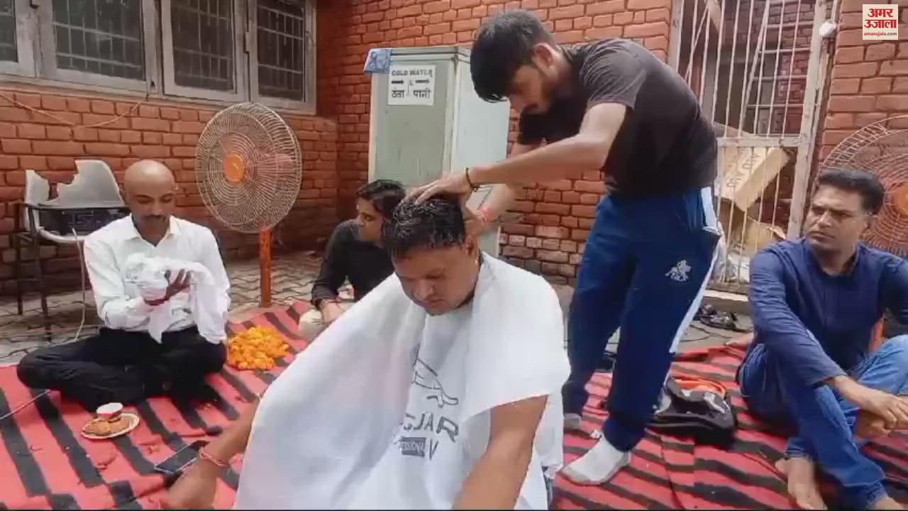 VIDEO : NHM workers in Kurukshetra expressed anger against the government by shaving their heads