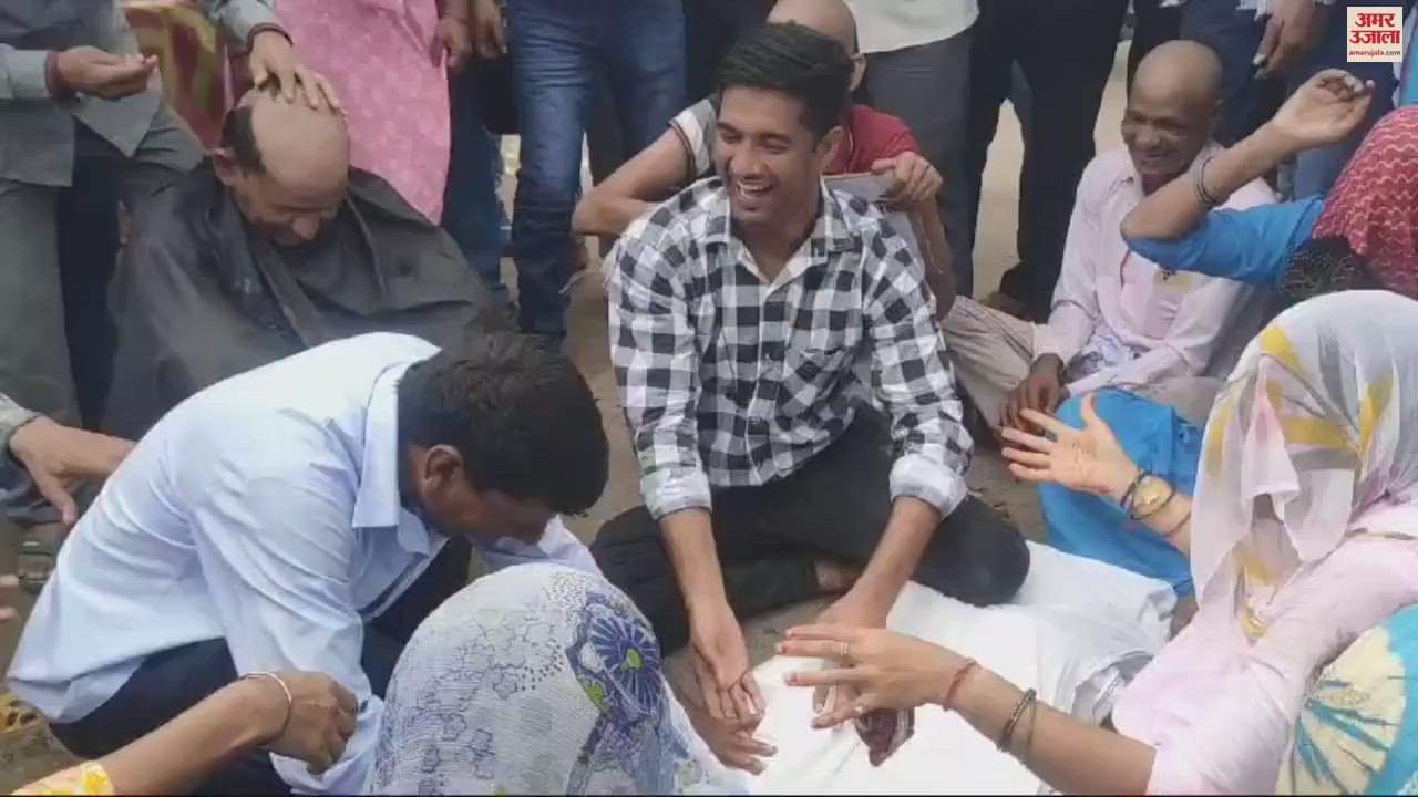 VIDEO : NHM employees protested in Charkhi Dadri, protested by getting tonsured. Charkhi Dadri