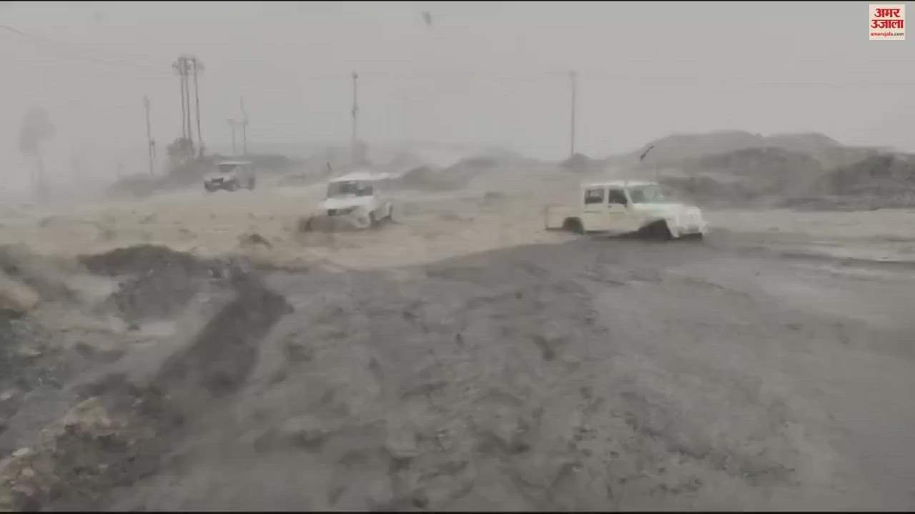 VIDEO : Employees saved their lives jumping from Bolero stuck the water flow in Sonbhadra vehicle washed away