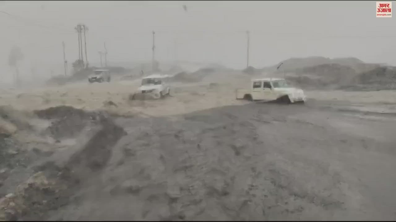 VIDEO : Employees saved their lives jumping from Bolero stuck the water flow in Sonbhadra vehicle washed away