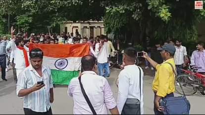 VIDEO : Clash between students and security personnel over hoisting the tricolor in BHU