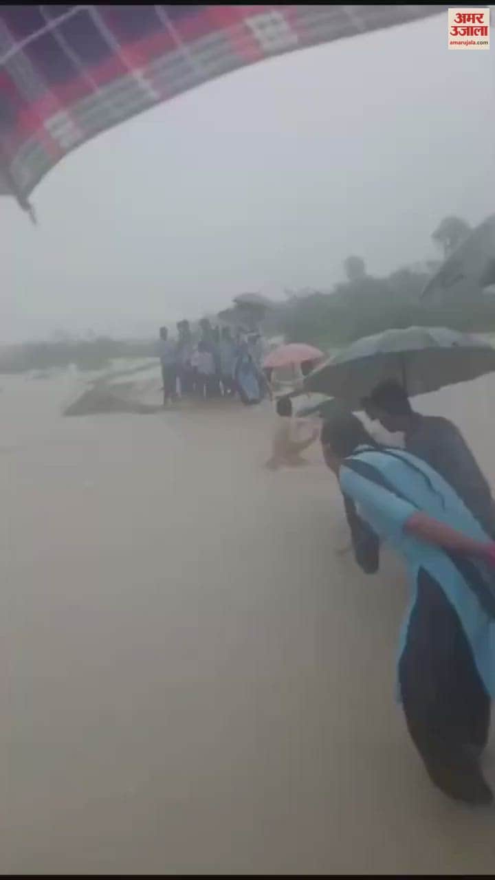 Tonk News: Piplu subdivision became an island, school children risked their lives and crossed the drain