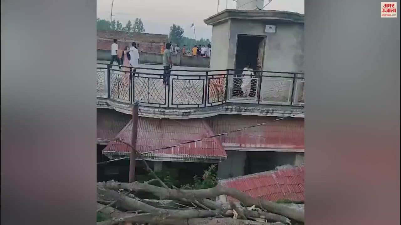 VIDEO : Firing after stone pelting between two parties in Amroha, case filed against 16, police sent eight to jail