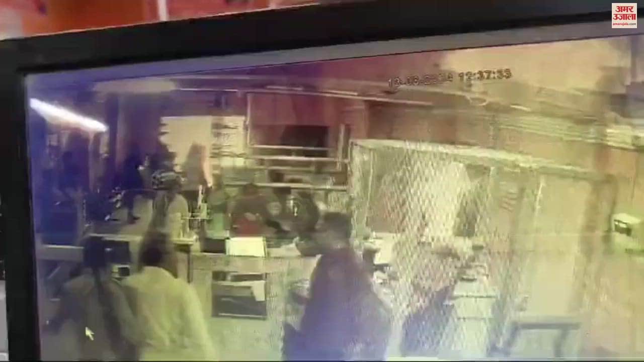 VIDEO : देवरिया में वृद्ध महिला से बदसलूकी कर रहा था बैंक कर्माचारी, विरोध करने पर निकाल ली पिस्टल