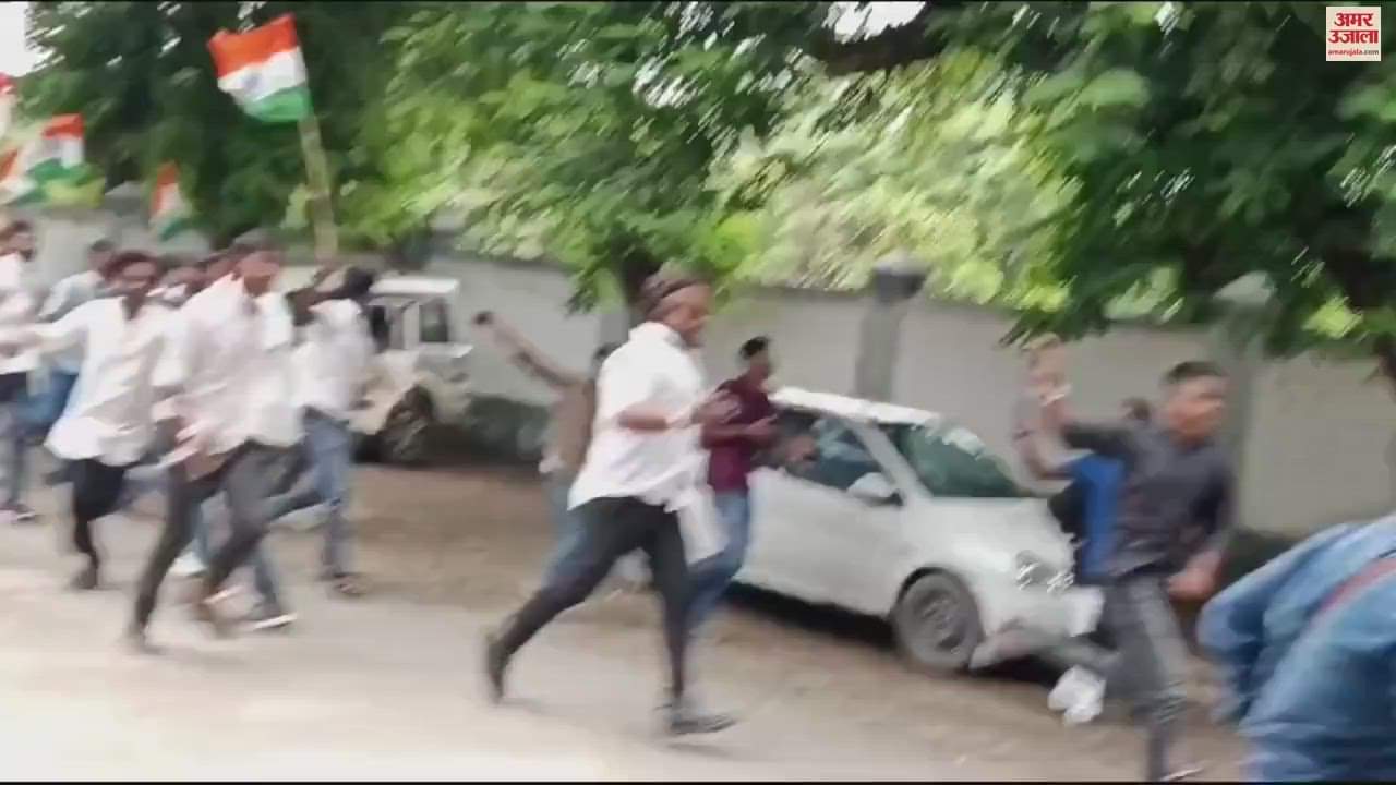 Students took streets with indian flag scuffle with police on Collectorate in ballia submitted memorandum