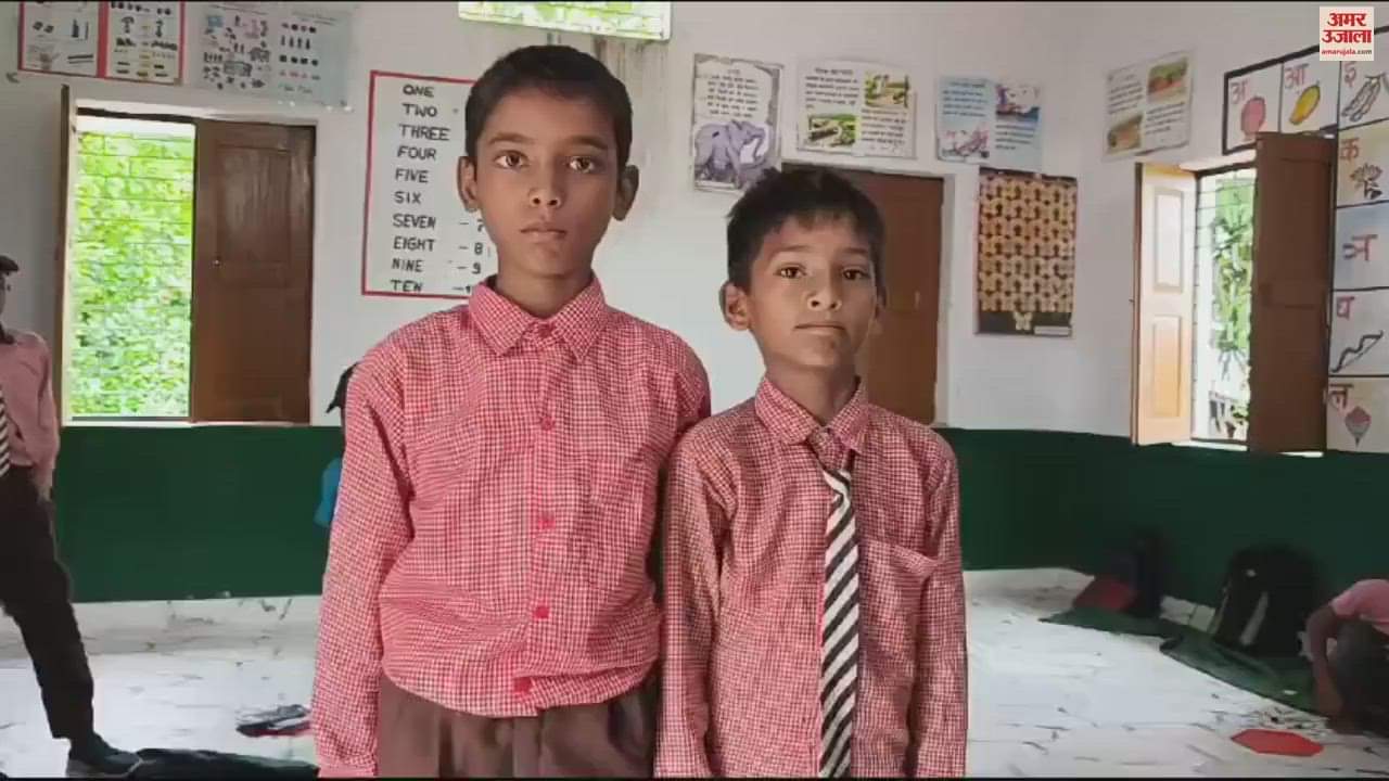 VIDEO : Children protested by banging plates in mau Mid-day meal has not prepared for three days