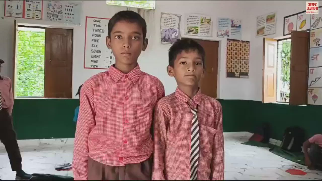 VIDEO : Children protested by banging plates in mau Mid-day meal has not prepared for three days