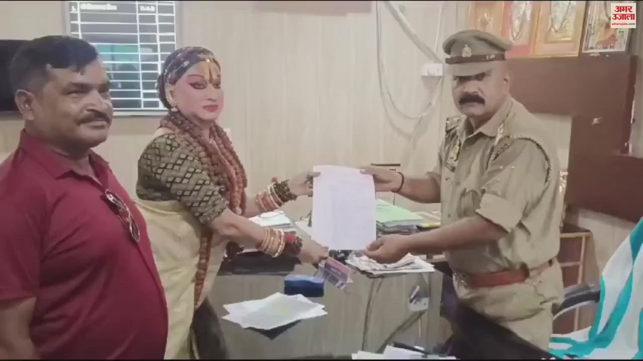 VIDEO : Kinnar Mahamandleshwar Himangi reached the police station in varanasi demanded action the viral letter