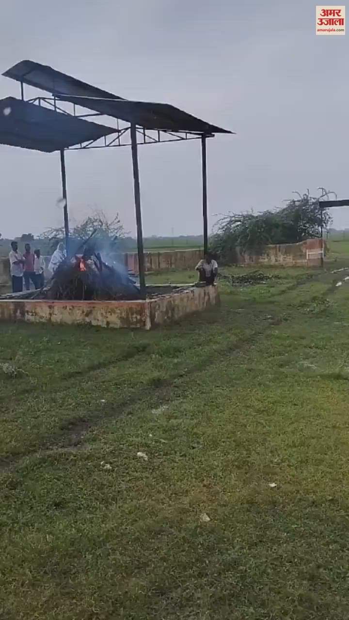 पानी में निकलती हुई शव यात्रा