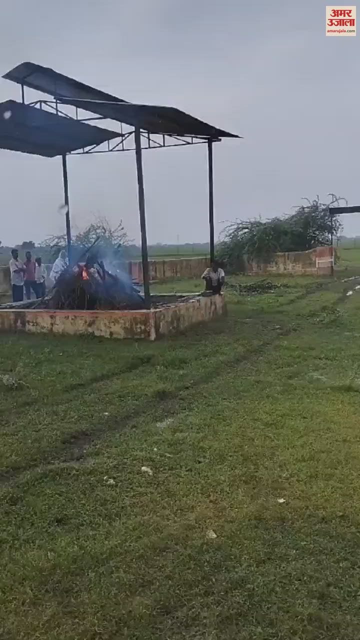 पानी में निकलती हुई शव यात्रा