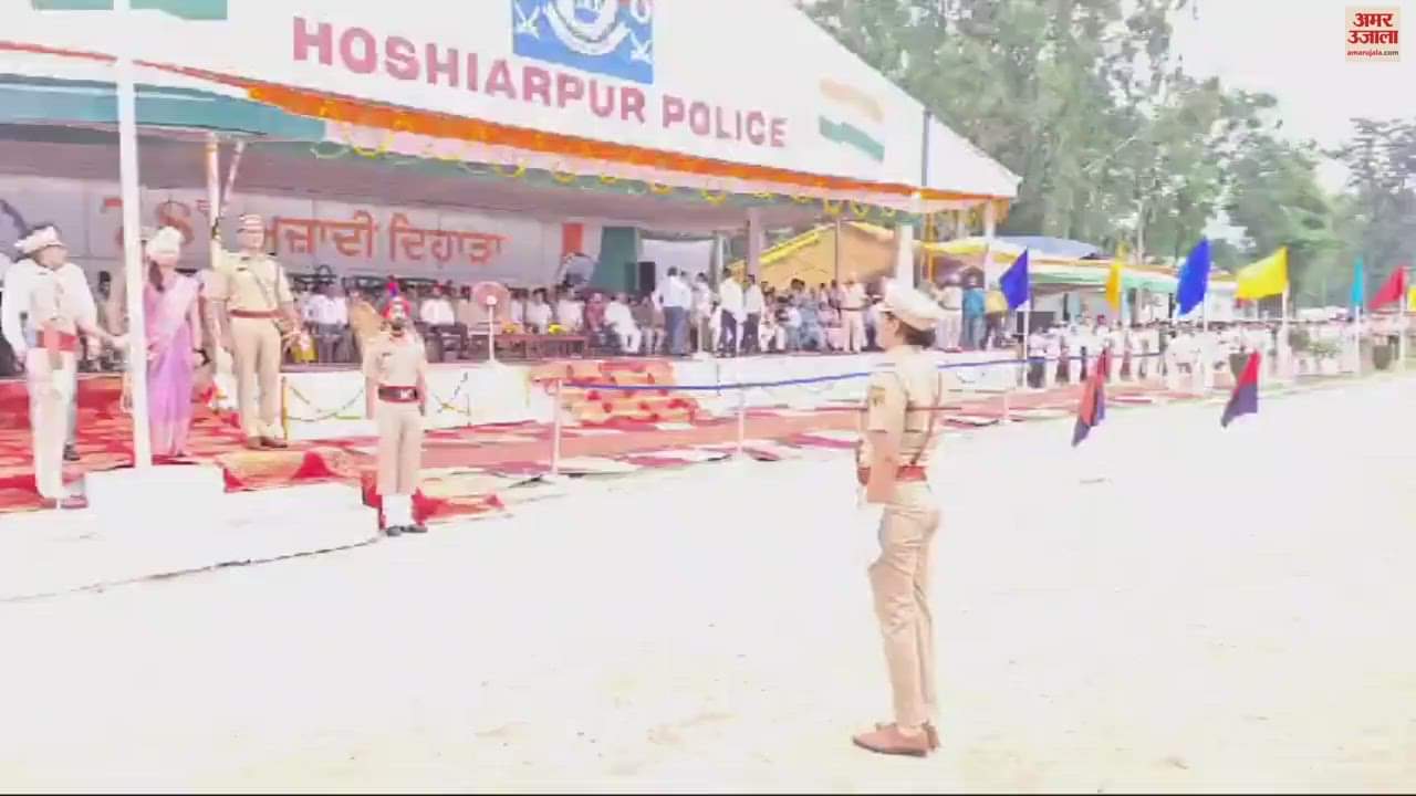 VIDEO : DC hoisted the tricolor in Hoshiarpur