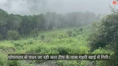 VIDEO : car fell into a deep ditch near Teep in mandi