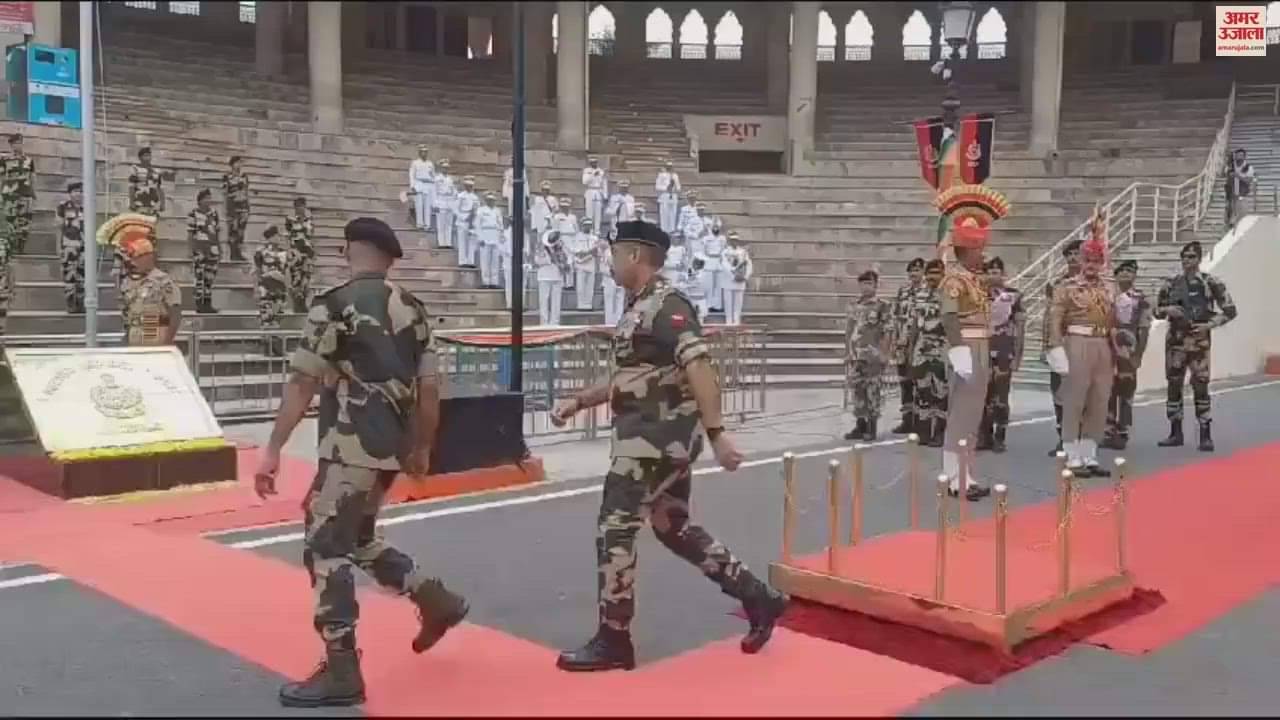 VIDEO : BSF Amritsar Sector DIG SS Chandel hoisted tricolor on Independence Day at Attari border