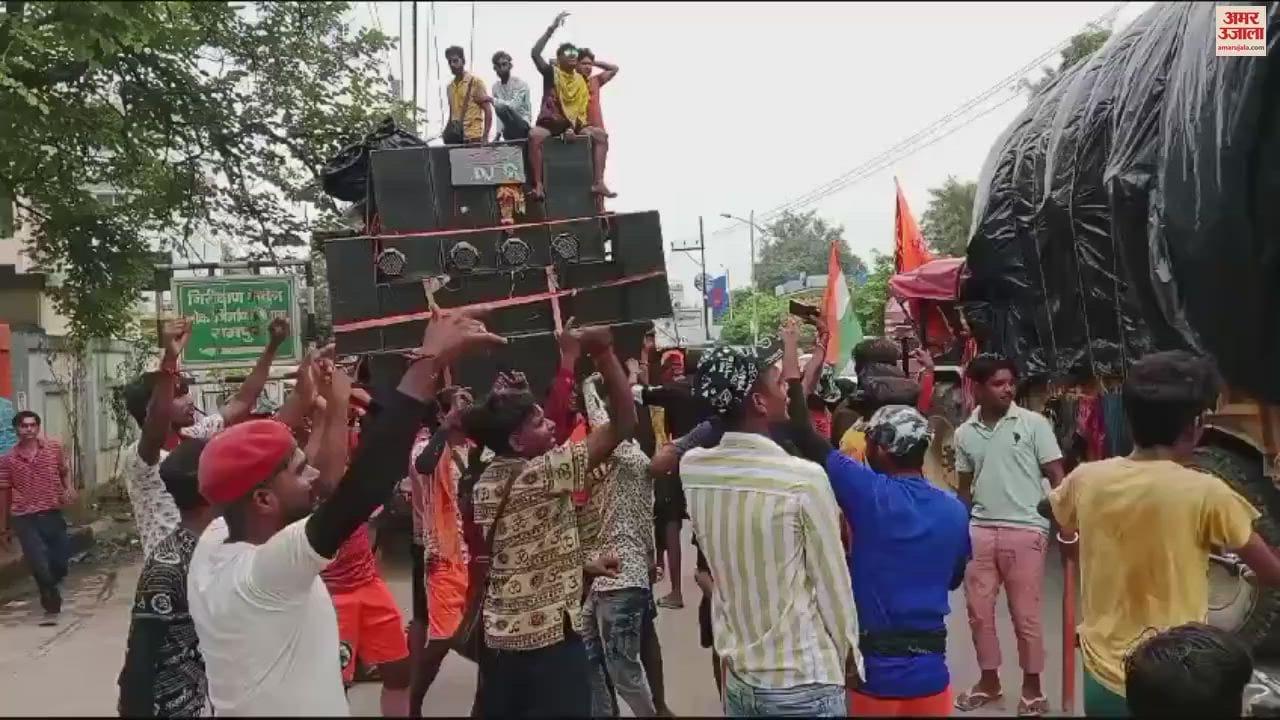 VIDEO : With devotion Shiva in heart and chanting of Bam-Bam Bhole on lips, highway turns saffron