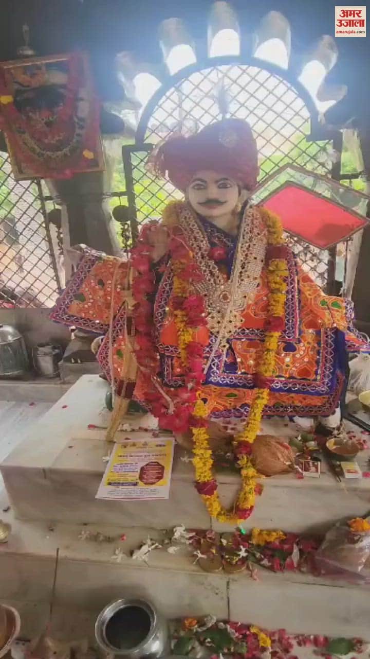 Sisters come to see the statue of Lala Hardaul in Orchha