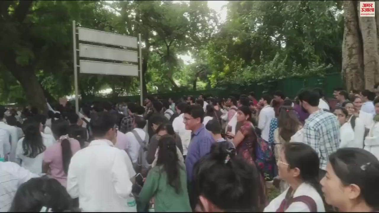 VIDEO : दिल्ली में सभी डॉक्टरों को निर्माण भवन पहुंचे का निर्देश, भीड़ हो रही एकजुट; देखें वीडियो