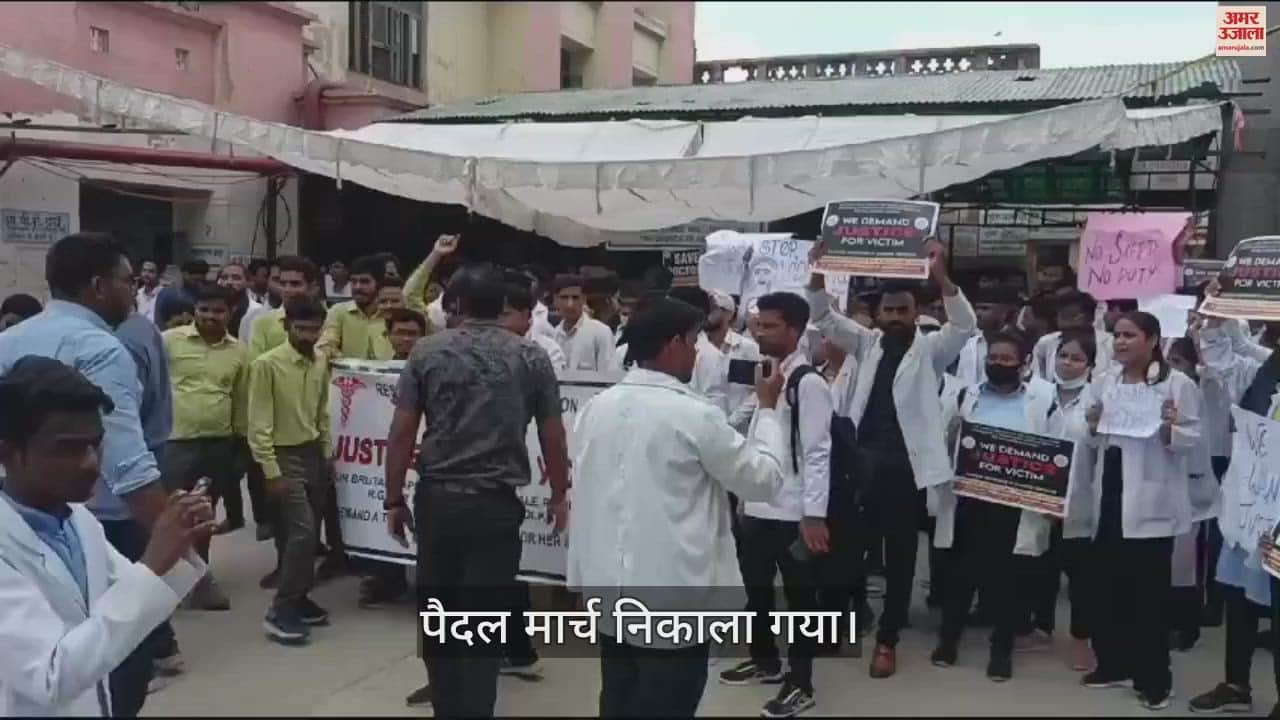 VIDEO : एसएन मेडिकल कॉलेज में छठवें दिन भी हड़ताल जारी, एमजी रोड पर जोरदार प्रर्दशन; ओपीडी रही बंद