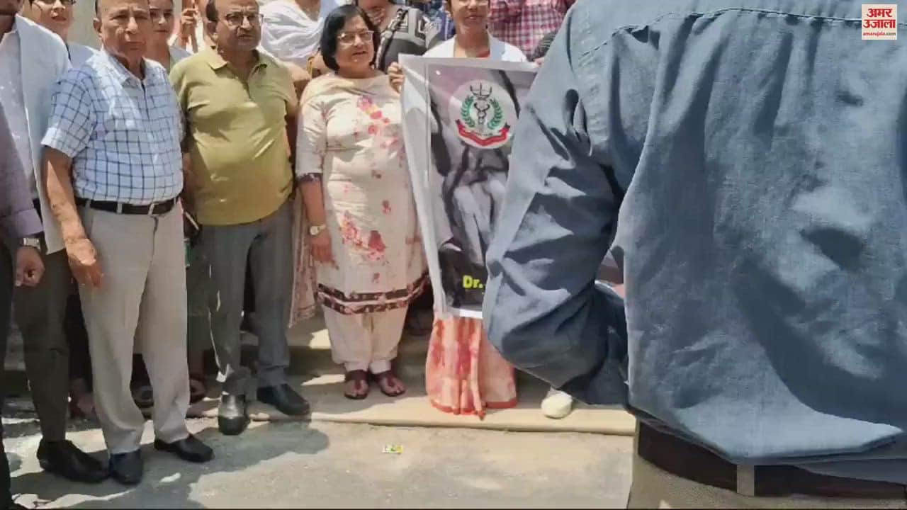 VIDEO : Private doctors protested in Rampur, submitted memorandum to City Magistrate regarding Kolkata incident