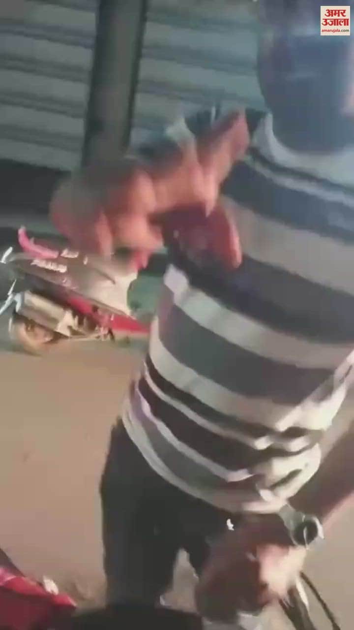 Mother and daughter together beat up a scooty riding scooty in Shajapur. Old video now going viral.