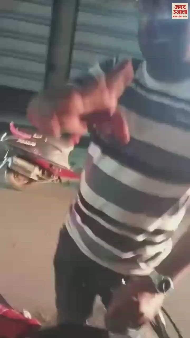 Mother and daughter together beat up a scooty riding scooty in Shajapur. Old video now going viral.