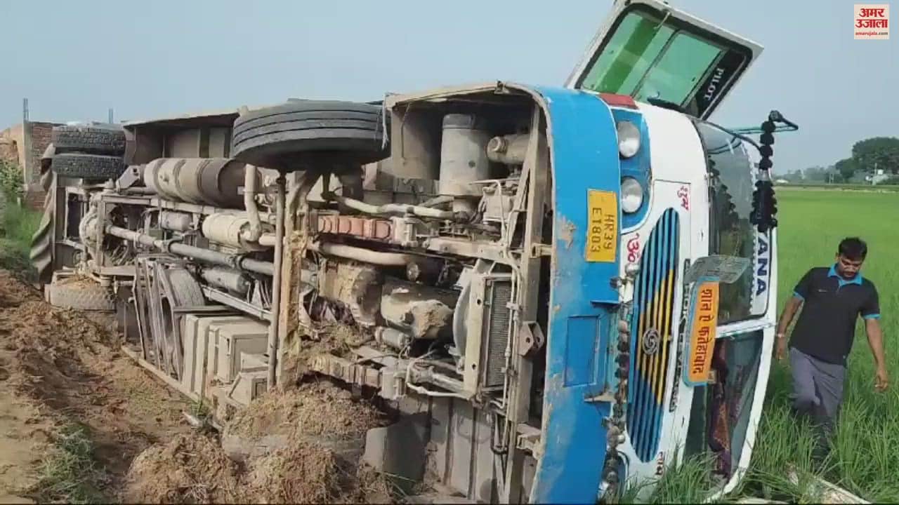 VIDEO : फतेहाबाद के टोहाना के गांव जमालपुर शेखा में रोडवेज बस पलटी