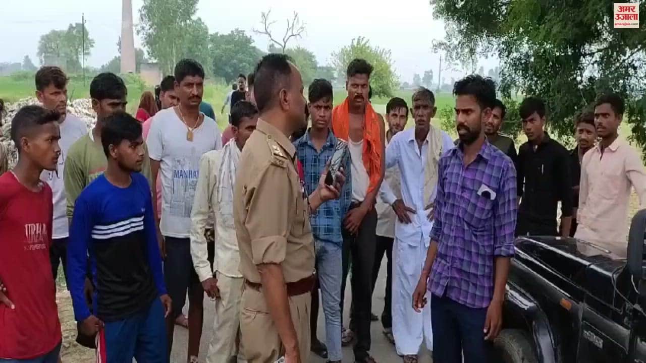 VIDEO : villager was beaten up in broad daylight in Chandausi, miscreants looted Rs 50,000, police is investigating