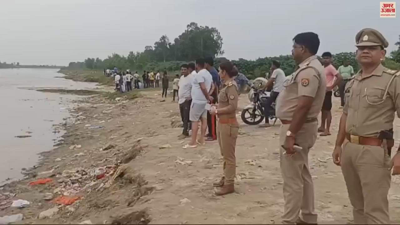 VIDEO : young man who went to attend a funeral in Moradabad was swept away in the Ramganga, divers are searching for him