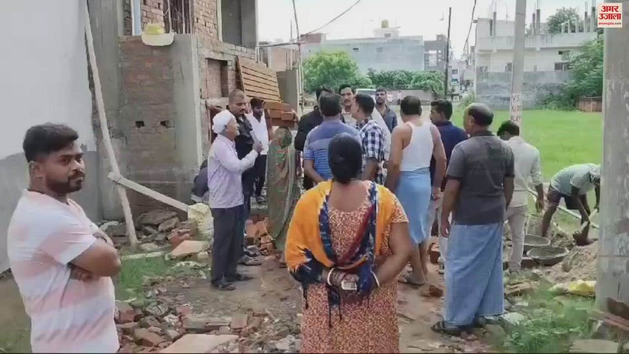 VIDEO : The colonizer was closing the road residents protested police arrived