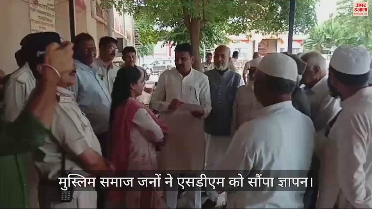 ज्ञापन सौंपते हुए