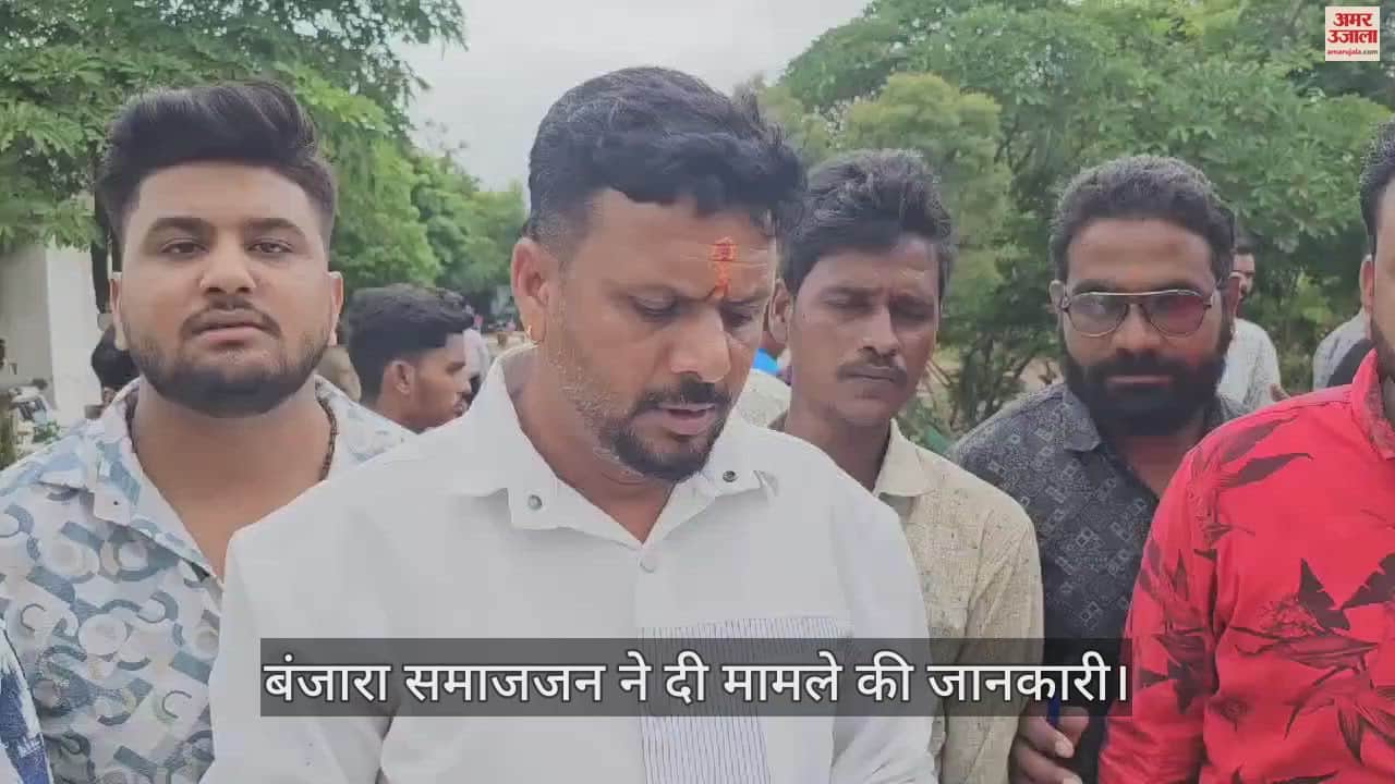 रैली निकालते हुए