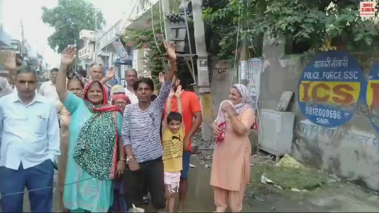 VIDEO : Sewer overflow in Vishal Nagar since one month, people blocked road
