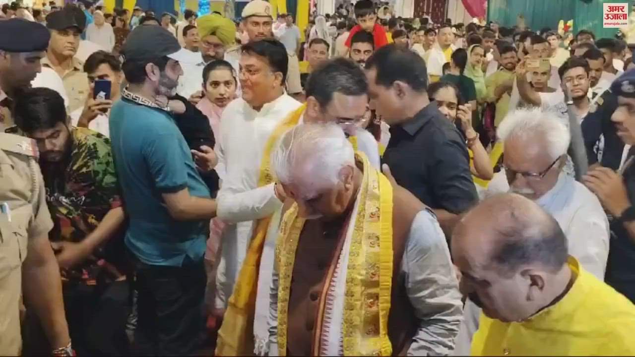 VIDEO : Former CM Manohar Lal reached the temple in Karnal late evening of Shri Krishna Janmashtami.