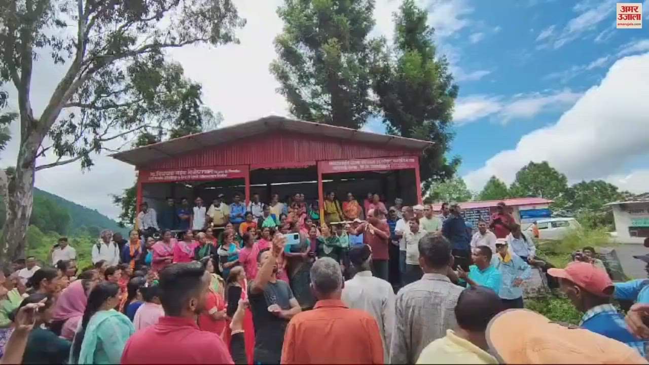 VIDEO : Villagers blocked the roads in Kotdwar demanding relief from the terror of leopard