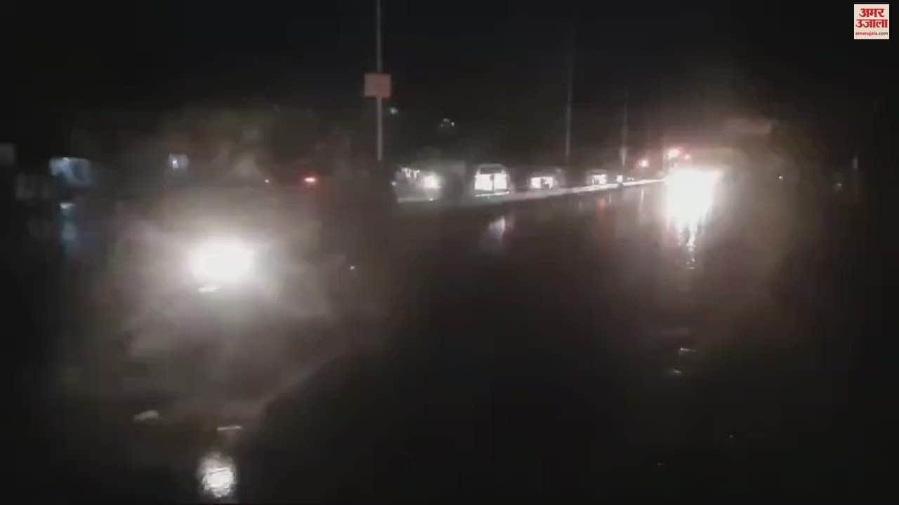 VIDEO : Rain in Moradabad cut off power supply in city, high tension line broke due to falling of tree on Delhi Road