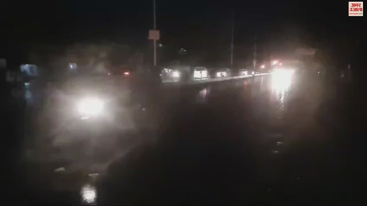 VIDEO : Rain in Moradabad cut off power supply in city, high tension line broke due to falling of tree on Delhi Road