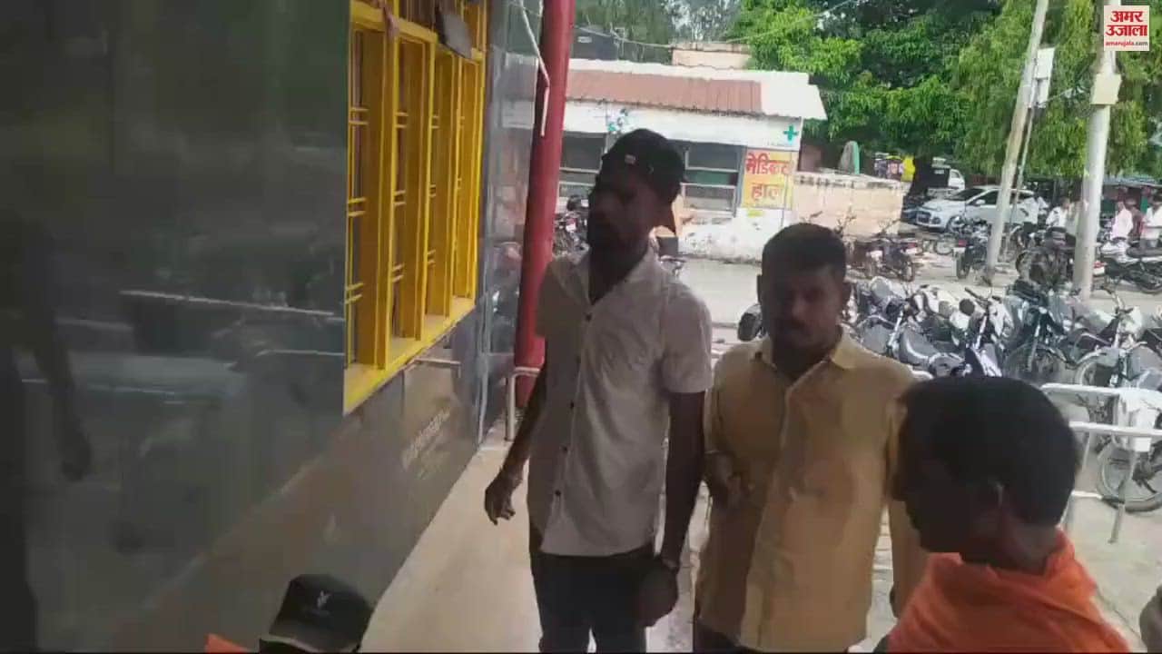 VIDEO : Old man dies during treatment in azamgarh family members create ruckus protest hospital gate