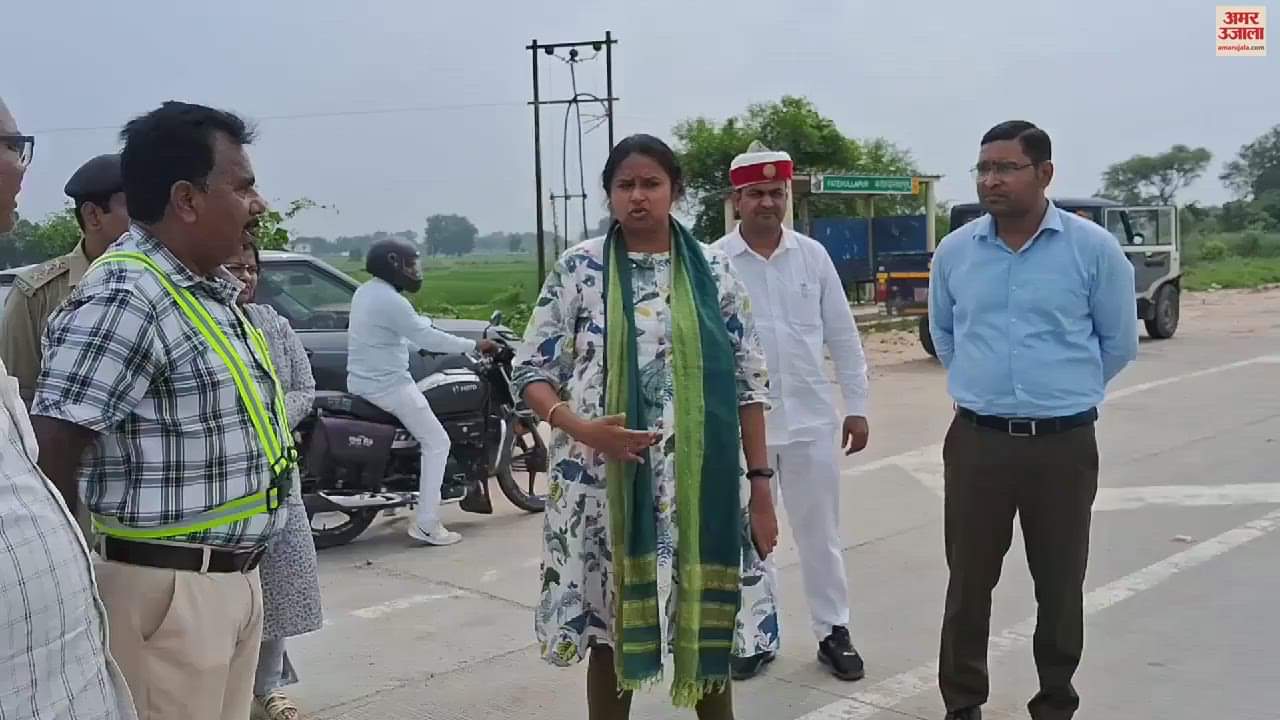 VIDEO : DM went out to inspect the plantation along the highway in Ghazipur gave special instructions